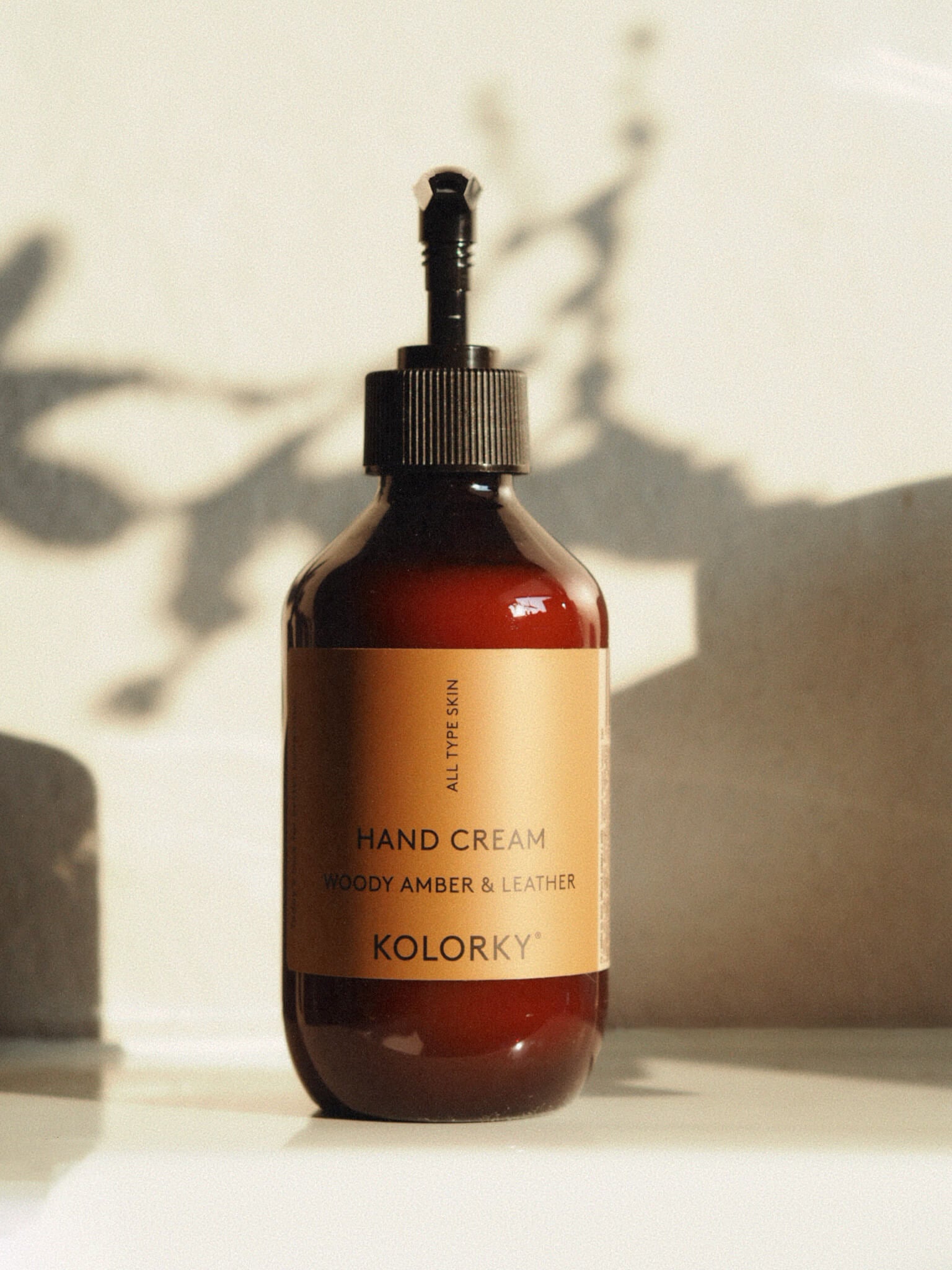 KRÉM NA RUKY, drevitý jantár a koža, 270 ml