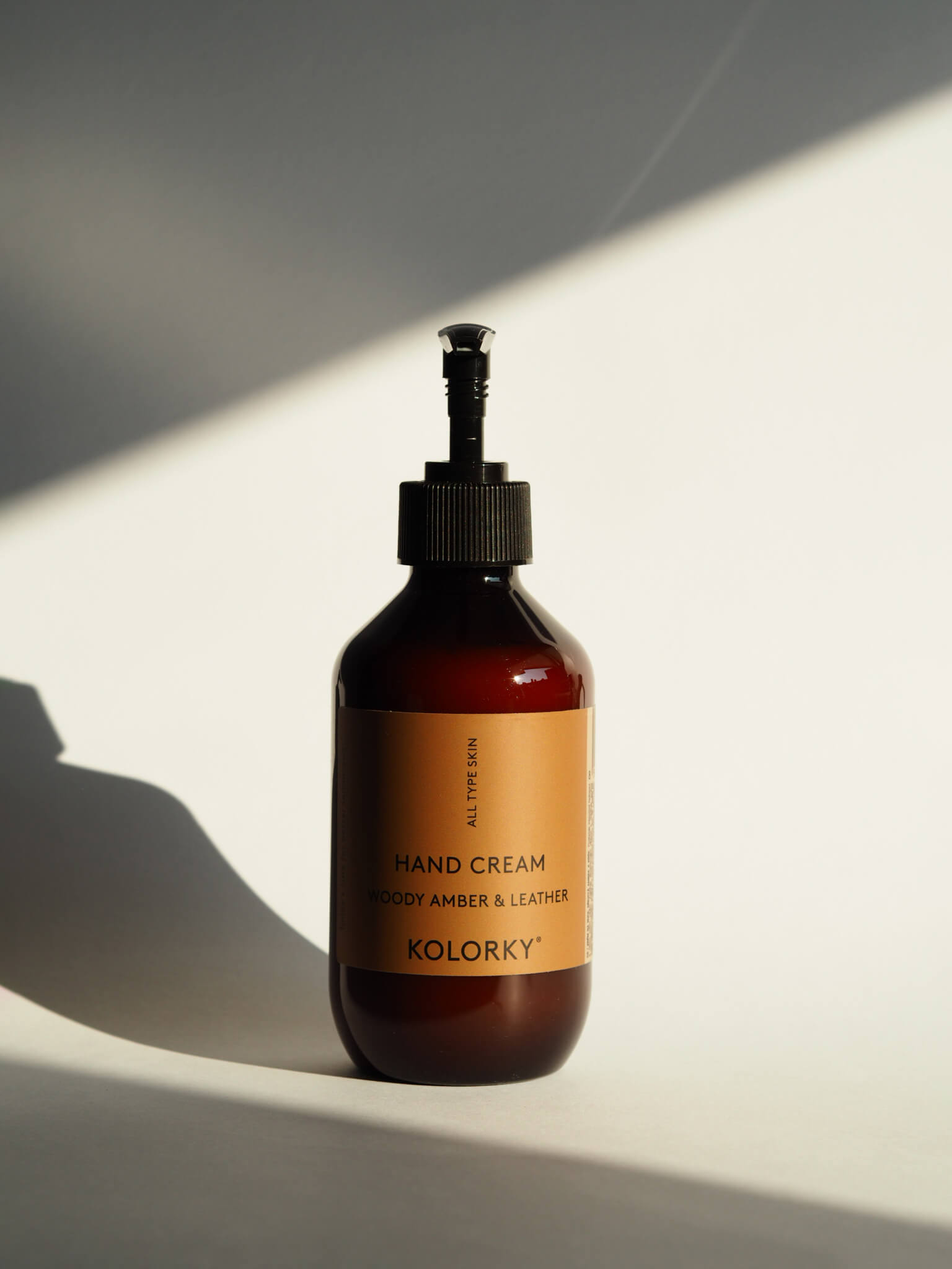 KRÉM NA RUKY, drevitý jantár a koža, 270 ml