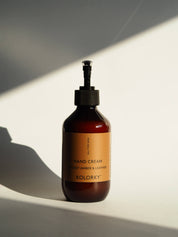 KRÉM NA RUKY, drevitý jantár a koža, 270 ml